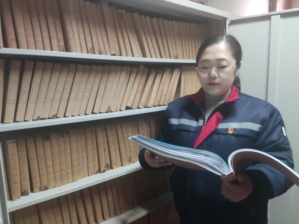 04服務(wù)標(biāo)兵 盧興榮：精打細(xì)算的“財(cái)會(huì)人”_副本